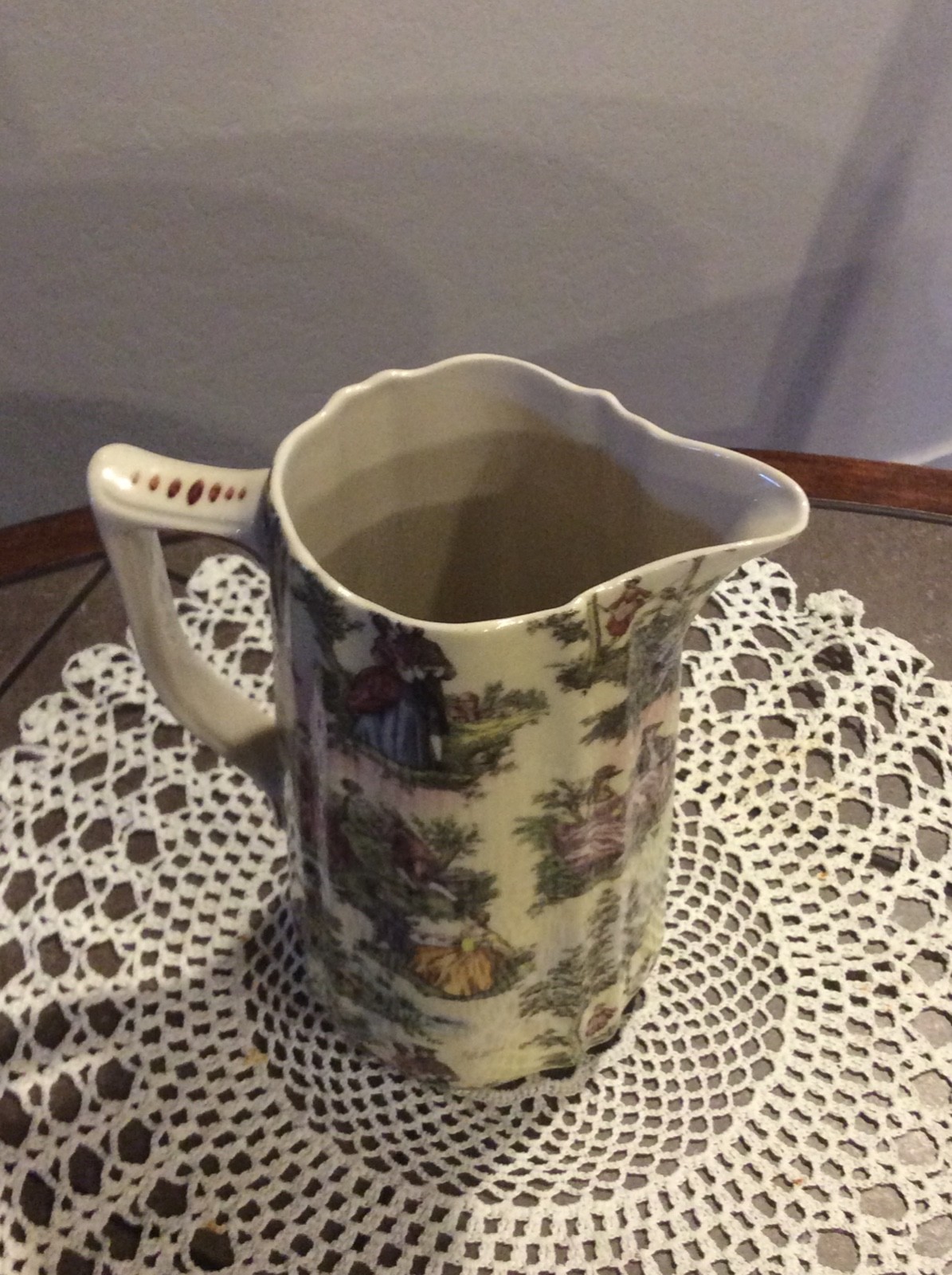 vase victoria design , perfect condition, love design on top of handle