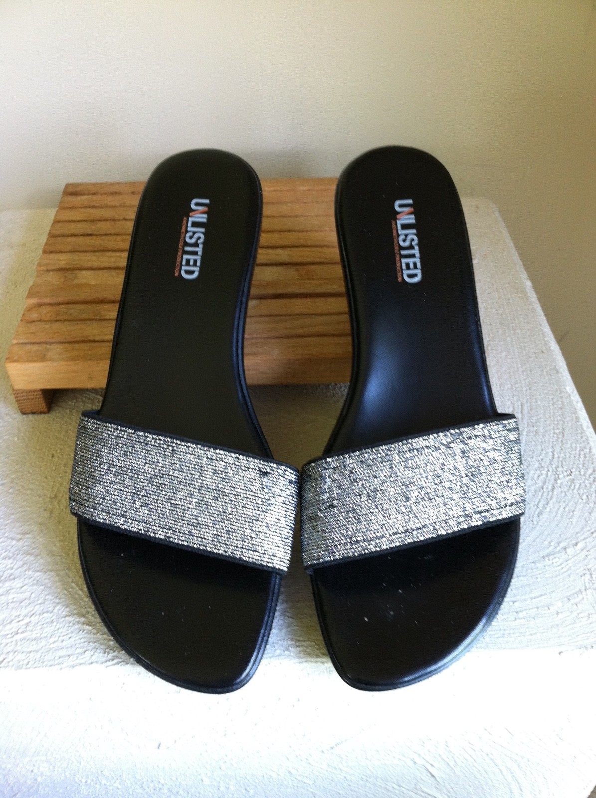 KENNETH COLE UNLISTED SILVER SLIDE SANDAL 10 M'