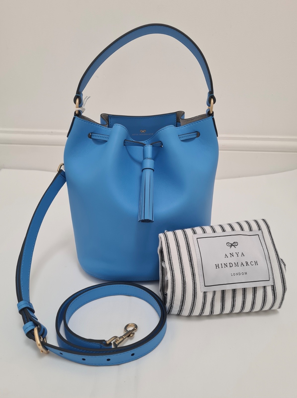 【ANYA HINDMARCH】Vaughan Drawstring bag Anya Hindmarch Vaughn Bag Review - YouTube