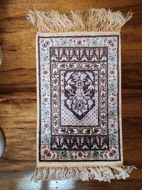 Prayer Mat Silk, Tunisian 56.5cm X 36cm 1993 As New, Read