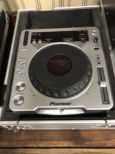 Pioneer DJM3000, (2) CDJ-800 MK2, Serato SL1 and Odyssey Coffin Case