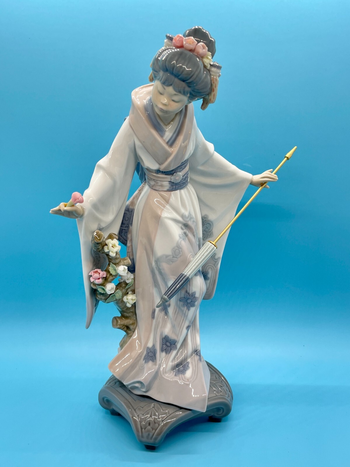 ＬLADRO　「つがいの鳩」とても綺麗です✨ Amazon.com: LLADRÓ Petals of Peace Doves Figurine. Porcelain