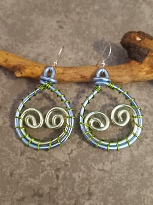 UNIQUE S/M FROST BLUE ALUMINUM WIRE HOOP/FROST GREEN DBL COIL/WIRE WRAP EARRINGS