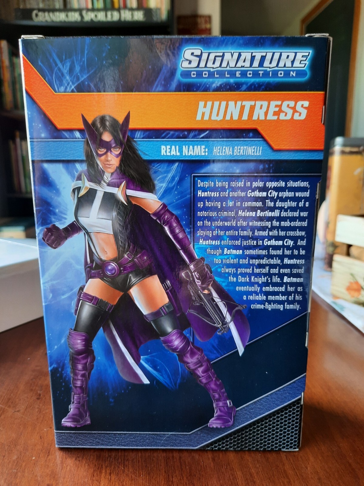 DC Universe Classics Signature Collection HUNTRESS Batman Ally NEW