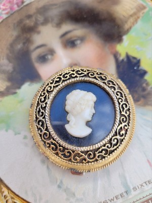 Vintage Max Factor Pressed Powder Compact Gold Tone Filigree Cameo 