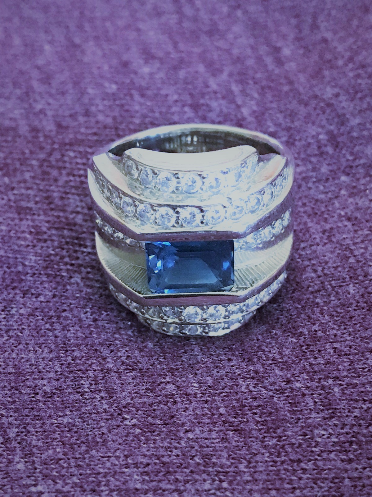 NATURAL SAPPHIRE AND DIAMOND RING IN 14 KT GOLD
