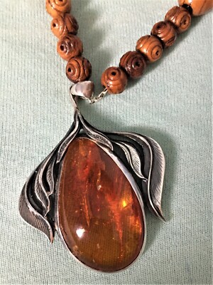 Silber Anhänger Bernstein.  Mit Kette aus Silber Olivenholz Perlen. L. ca 60 cm
