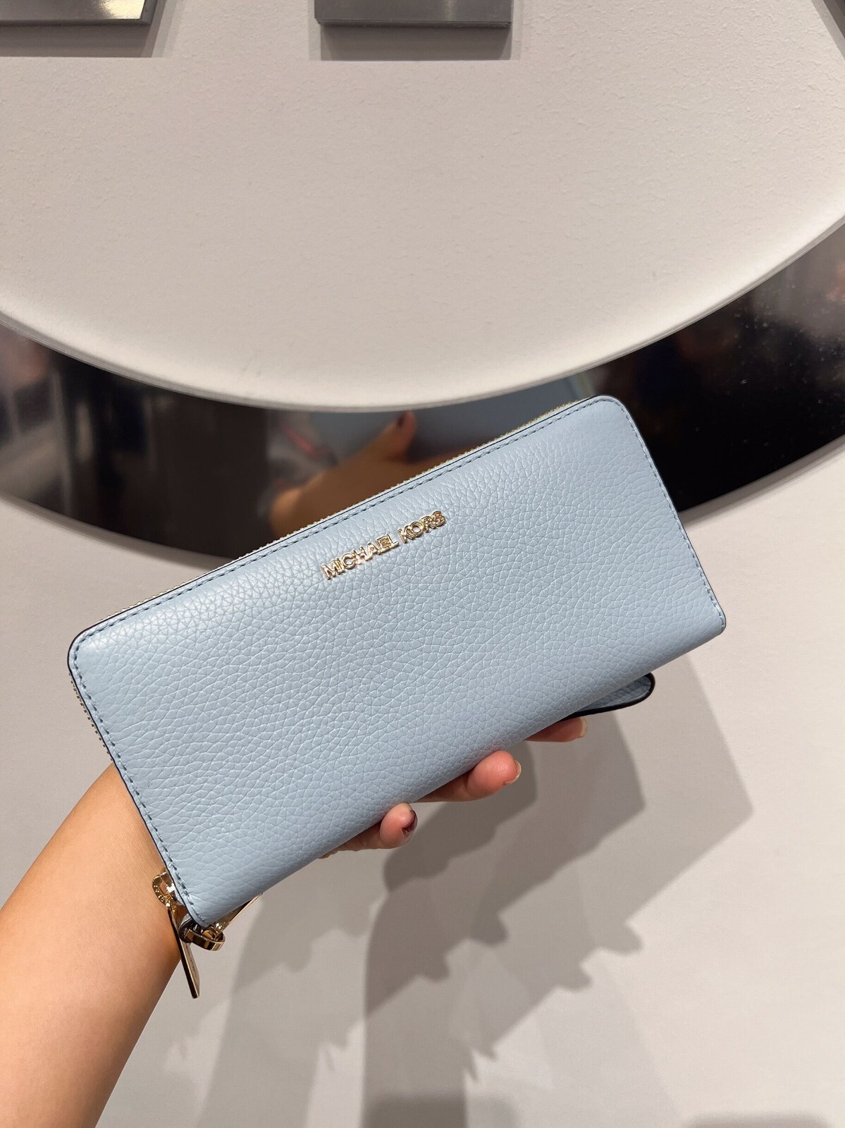 小物 New Michael kors long wallet NWT Michael Kors Long Zip Around Wallet Wristlet Leather