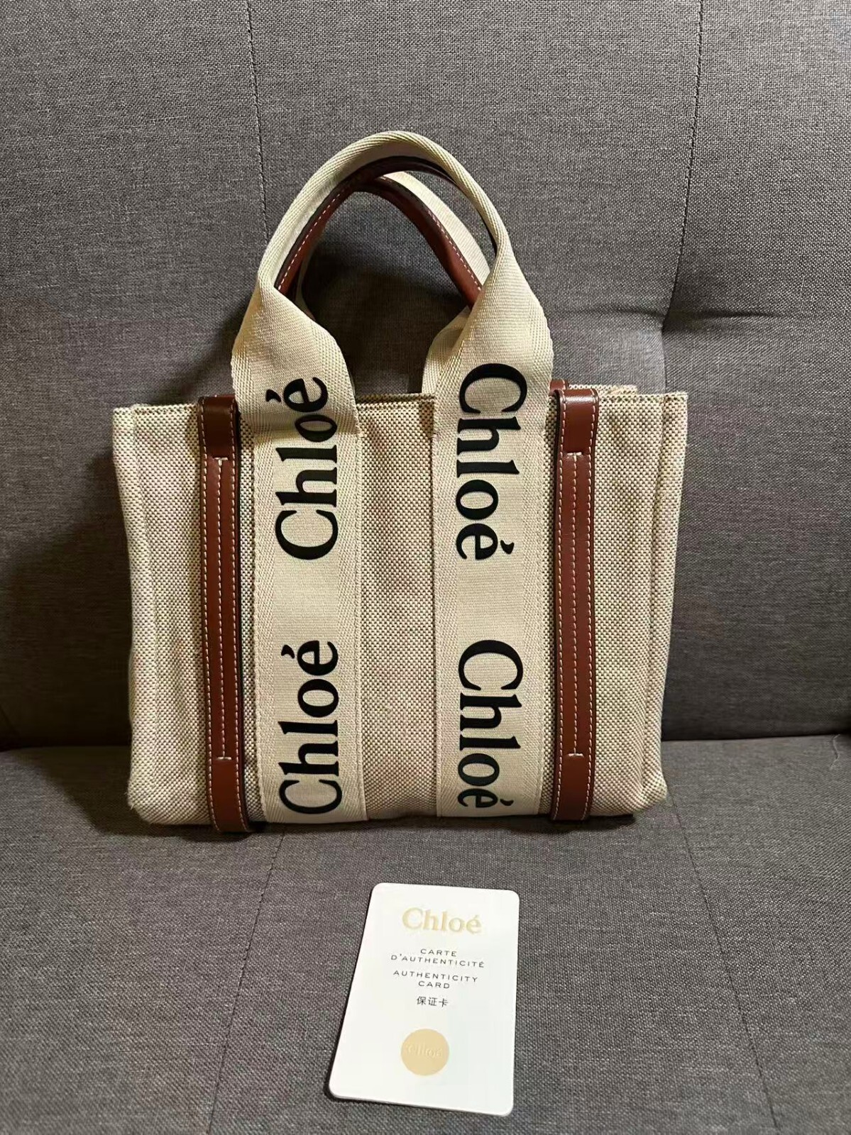 【Chloe】 正規品★ Woody Mini Tote Bag White Brown Chloé Mini Woody Tote Bag In Linen & Leather in Wild grey