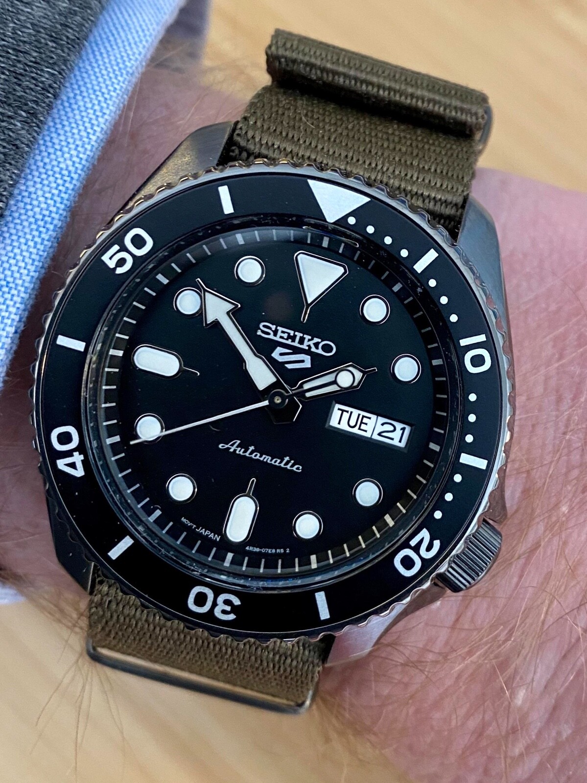 Pre-owned Seiko Srpd91p9 5 Sport Black Ion / Green Nylon Strap (fedex 2 Day Ship)