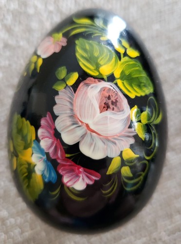 VINTAGE HAND CRAFTED ARTIST SIGNED RUSSIAN EGG ON STAND