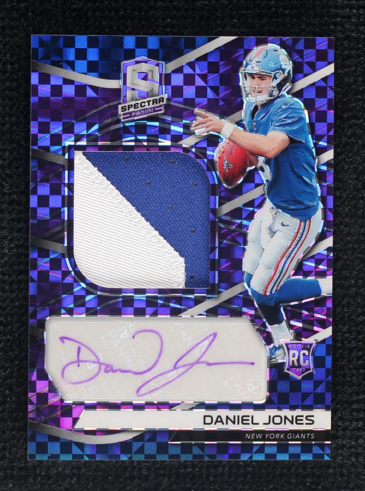2019 Panini Spectra - Rookie Patch Autographs Neon Purple Prizm #204 Daniel Jones /35 (AU, MEM, RC)