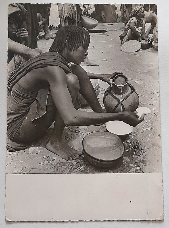 Carte Postale - Vendeuse De Lait Sur Un MarchÃ© De Fort-Lamy -N'DjamÃ©Na, Au Tchad