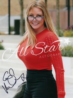 CAROL VORDERMAN - TV Presenter Signed Photograph 01 (SCHT)