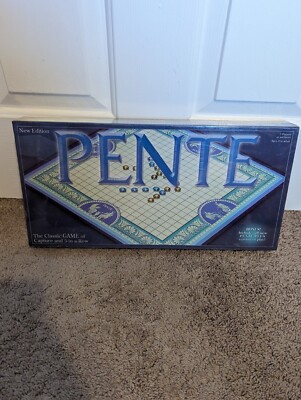 Hasbro 2004 Pente New Edition The Classic Game of Capture and 5-in-a-Row SEALED