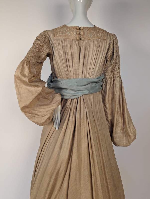 EDWARDIAN ARTS + CRAFTS / ART NOUVEAU SHANTUNG DRESS W RUCHING + HAND EMBROIDERY