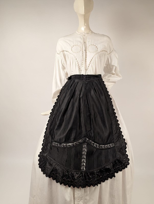 VICTORIAN 19TH C BLACK POLISHED COTTON APRON W LACE INSERTION FOR DRESS