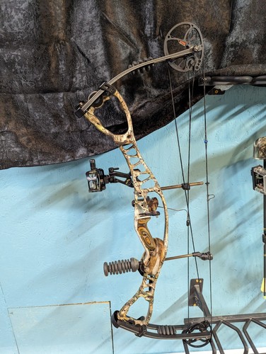 HOYT ALPHA MAX 35 COMPOUND BOW - 28" and 70 pounds