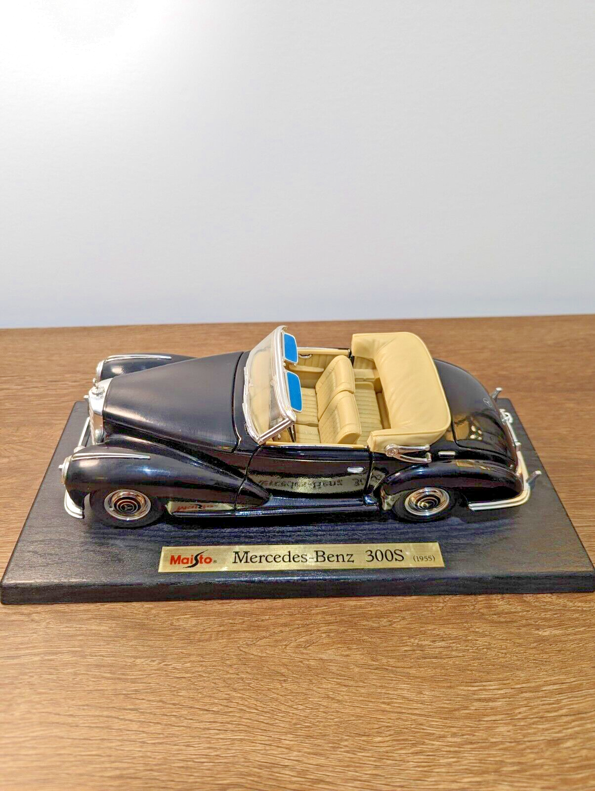 Maisto 1955 Mercedes-Benz 300S 1:18 Scale Diecast Car Special