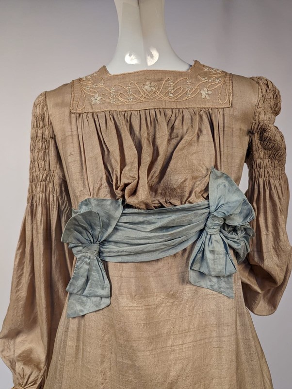 EDWARDIAN ARTS + CRAFTS / ART NOUVEAU SHANTUNG DRESS W RUCHING + HAND EMBROIDERY
