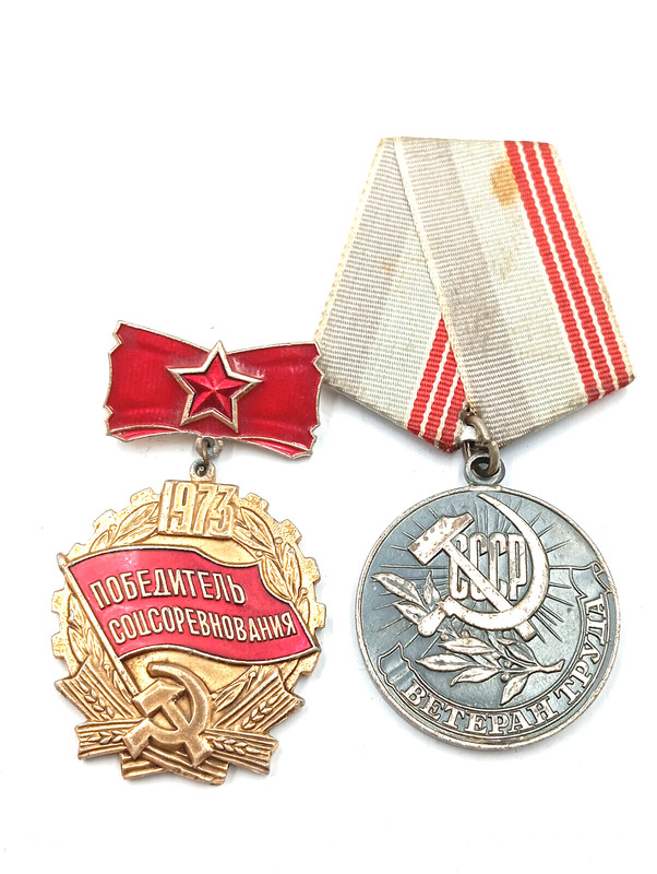 8.11s*(Ref9147) Lot De 2 DÃ©Corations Ex Bloc De L'Est + Rappels DÃ©Coration Medal