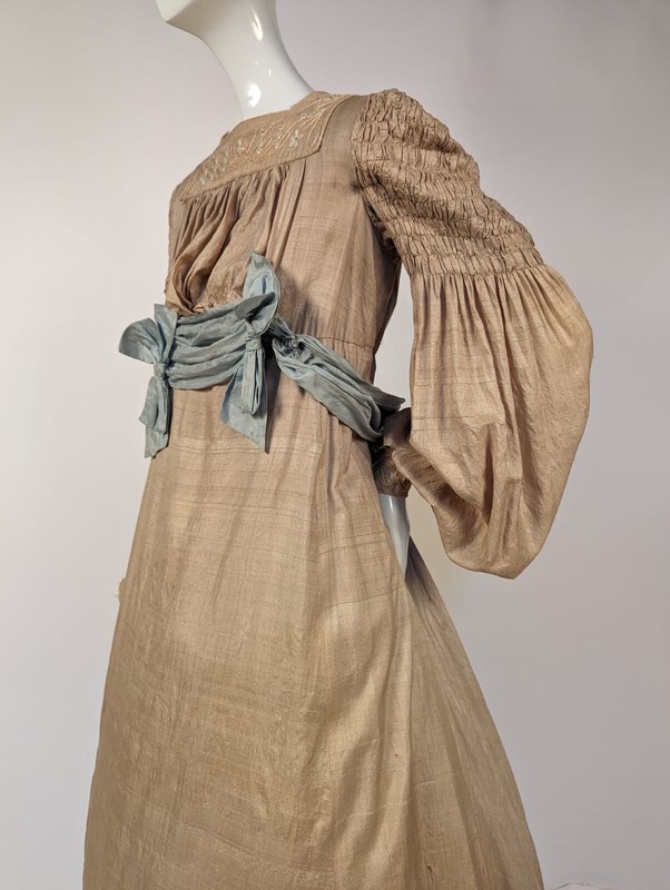 EDWARDIAN ARTS + CRAFTS / ART NOUVEAU SHANTUNG DRESS W RUCHING + HAND EMBROIDERY