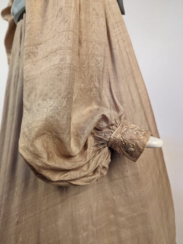 EDWARDIAN ARTS + CRAFTS / ART NOUVEAU SHANTUNG DRESS W RUCHING + HAND EMBROIDERY