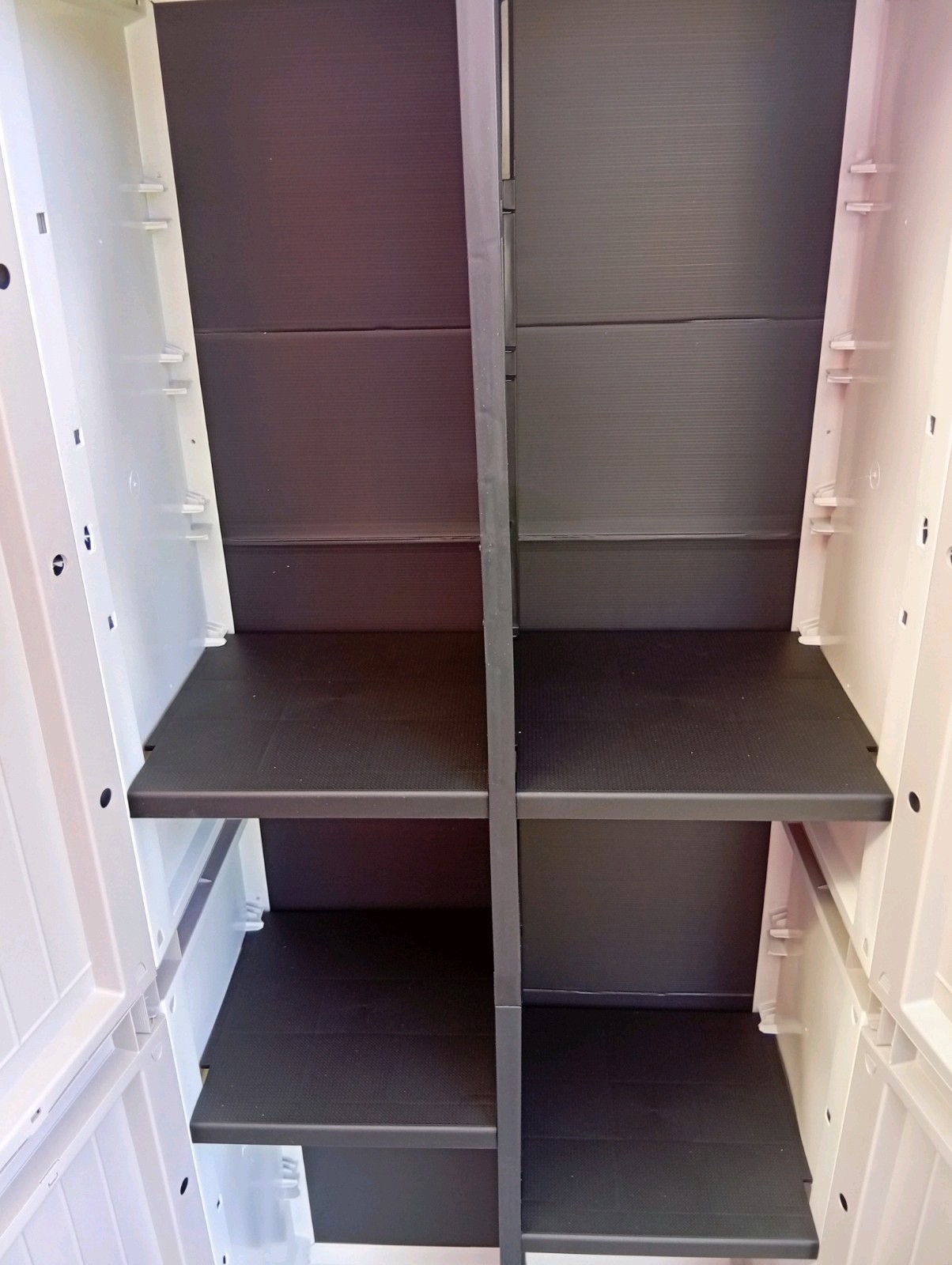 Gartenschrank Gartenbox mit Einlegebden aus Kunststoff grau holzbrettoptik