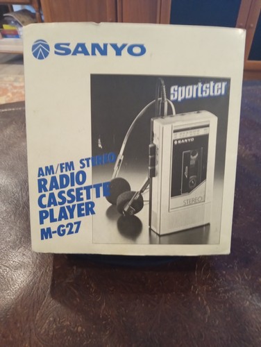 美品 Sanyo ポータブルカセットプレーヤー Sportster M-G15A Sanyo Cassette player Sportster M-G15A