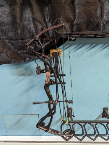 Hoyt Carbon Element Compound Bow 29” Draw Length 60-70# Dr
