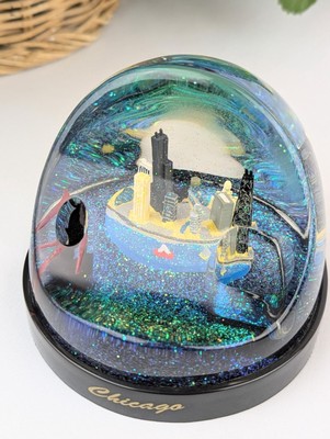 Chicago Windy City Souvenir Snow Globe Vintage Chicago Lakefront Skyline Scene