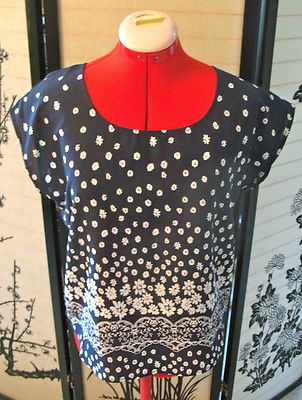 GREAT NEW navy/cream Polyester sleeveless BLOUSE with special back detail size L