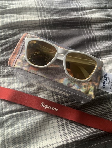 Supreme x Oakley Frogskin Sunglasses White Frame / Gold Supreme x Oakley Frogskin Sunglasses White Frame / Gold