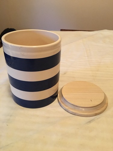 IQ ACCESSORIES CERAMIC CANISTER WITH WOODEN LID