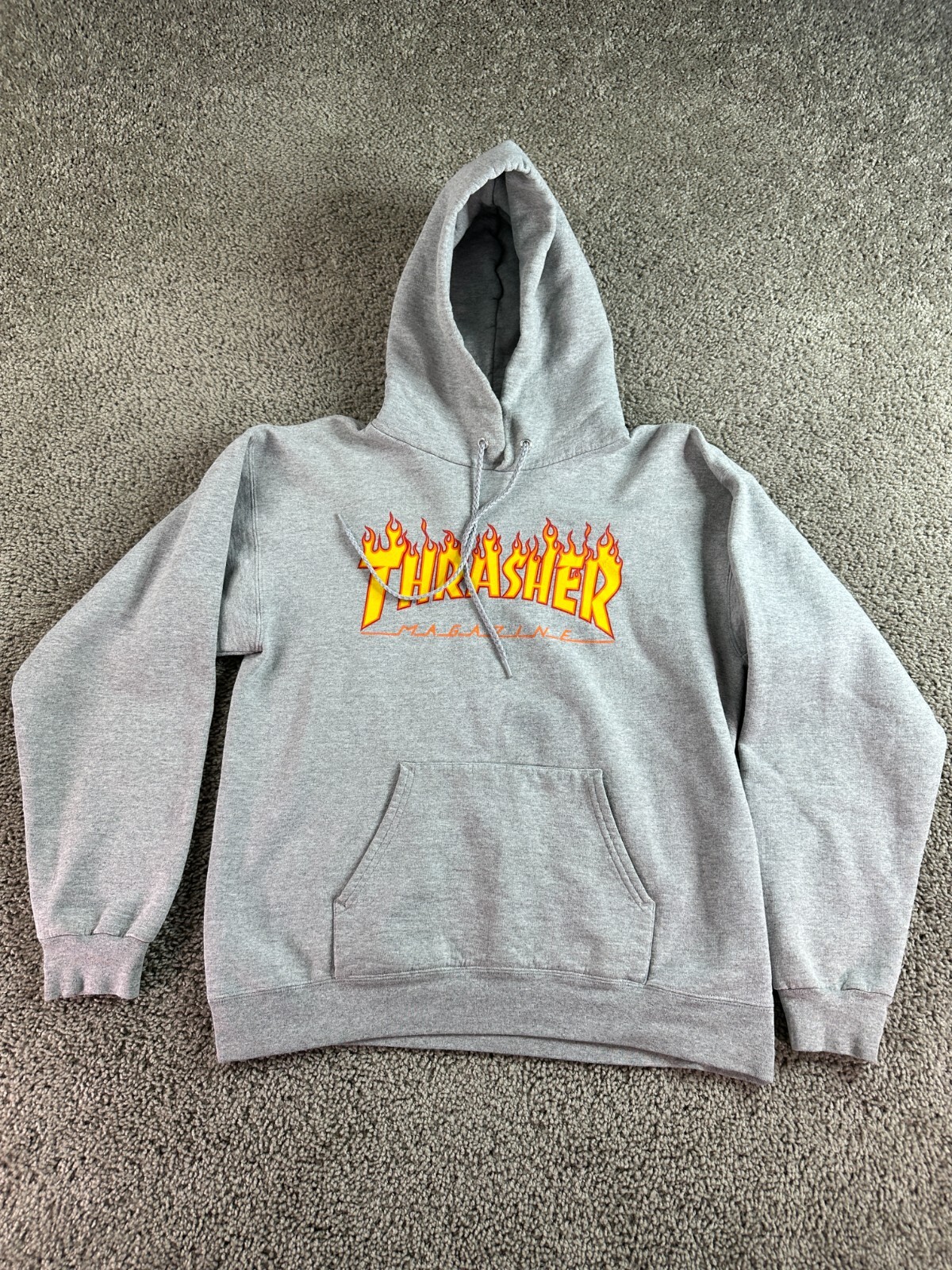 パーカー・フーディ THRASHER Two-tone flame hoodie light gray TR2403HD05WM Thrasher Flame Logo Grey Hoodie | Zumiez