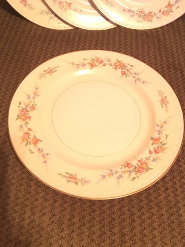 4 Homer Laughlin Eggshell Georgian Dinner 10” Plates B44N5 &  1 Bread Plate 6”
