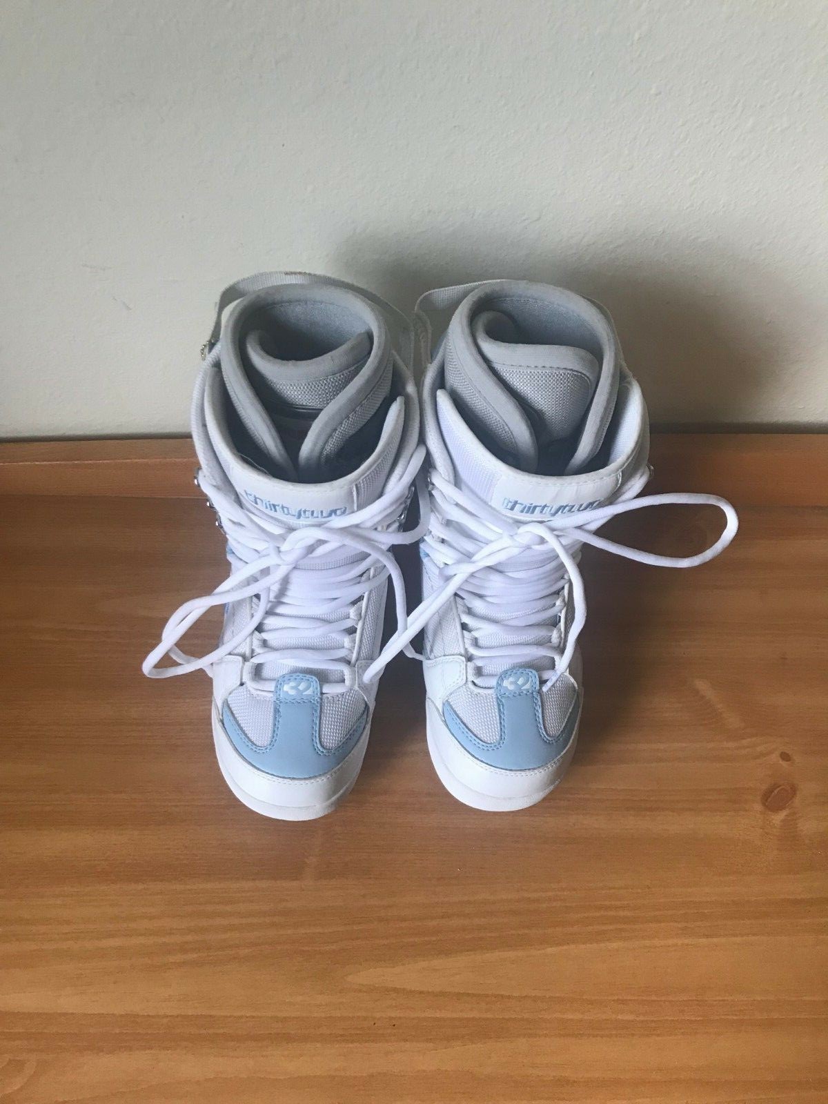 THIRTY TWO PRION Women's Snowboard Boots Size US 6-EURO  36.5 UK 3.5 WHITE -BLUE