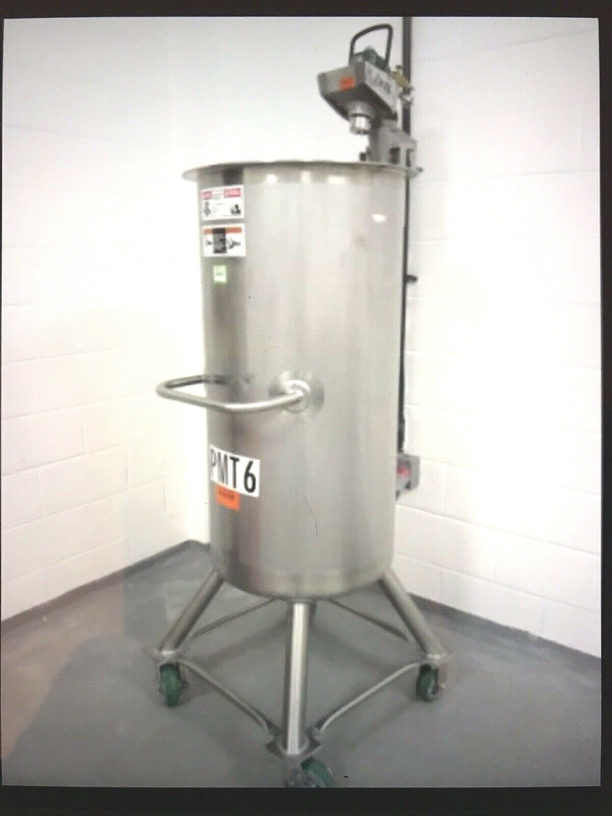 Walker 70 Gallon Verical Mixing Tank W Pneumatic Mixer On Castors