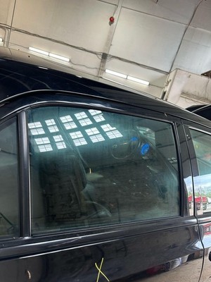 11- 23 CHRYSLER 300 Rear Door Glass Passenger Side Right