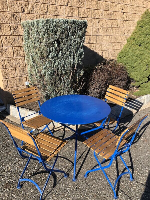 French Designhaus folding round cafe tables and chairs (9 tables & 26 chairs)