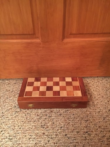 Beautiful Wooden Chess Set - Board w./inlays,Wooden pieces,Magnetic board/pieces