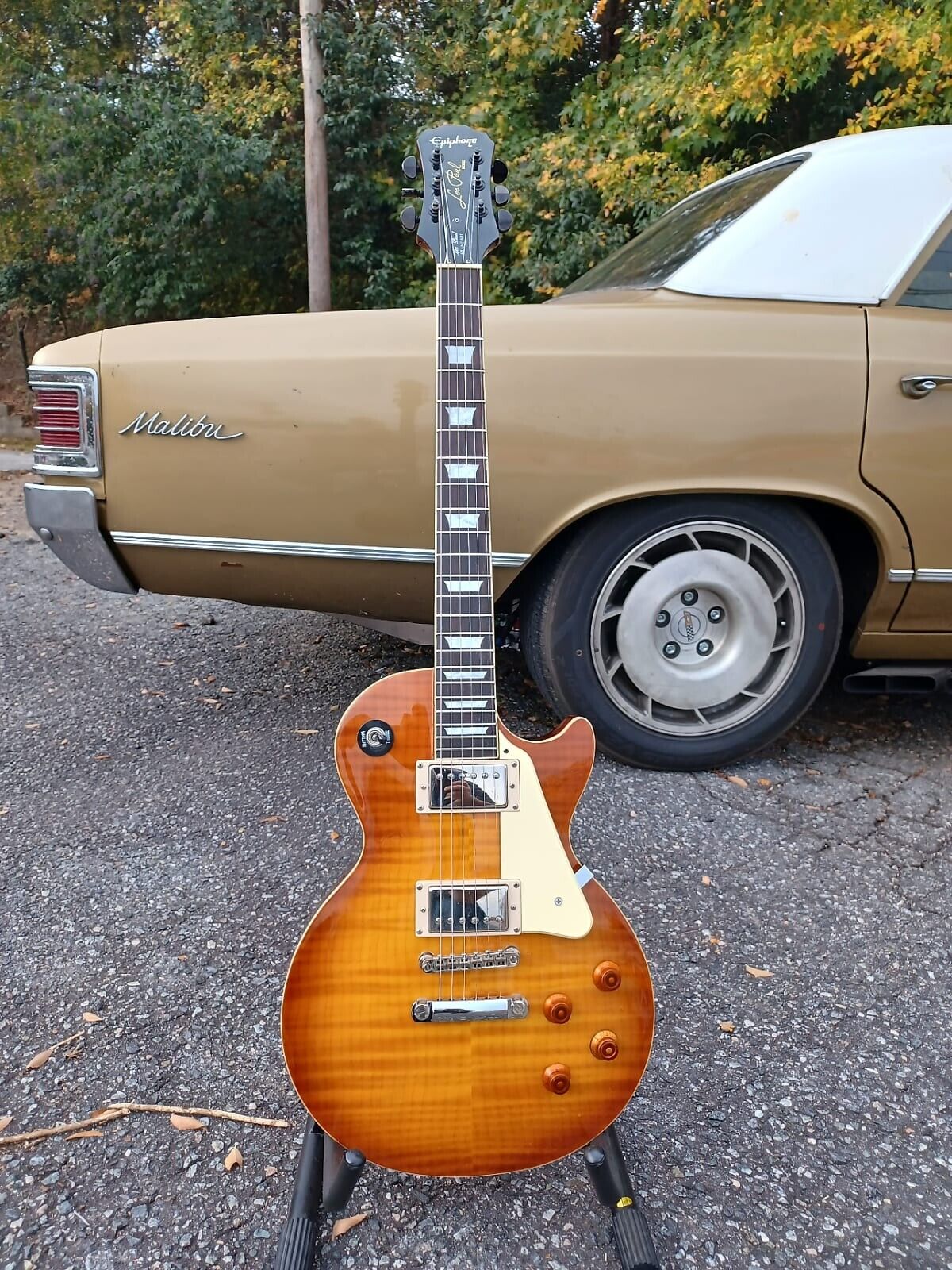 Epiphone Les Paul 2009 Honey Burst Electric Guitar w Epiphone Les Paul 2009 Honey Burst Electric Guitar w