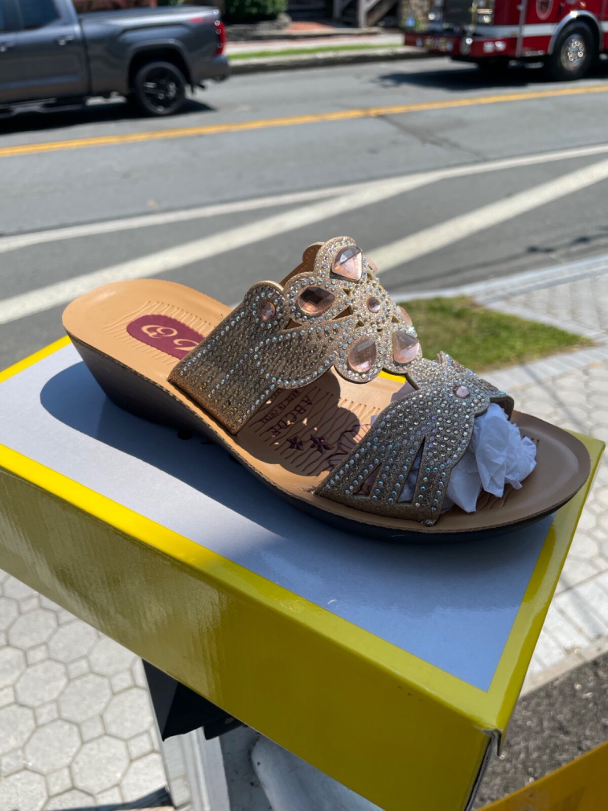 靴 YELLO O2 CRYSTAL EMBLEM SANDALS 靴 YELLO O2 CRYSTAL EMBLEM SANDALS CHANEL Metallic Laminated