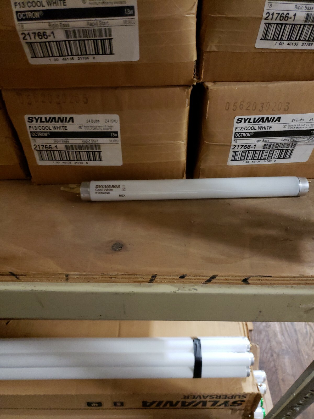 Case of 24 Sylvania F13T8/CW 21766-1 Cool White 13 Watt T8 F