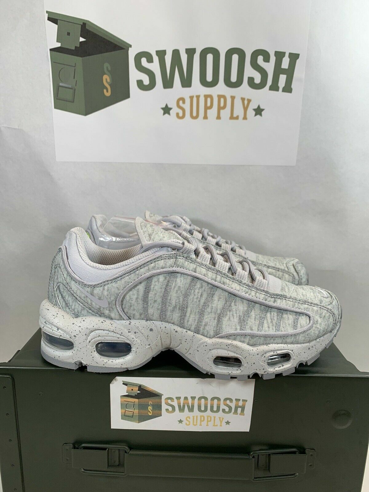 grey & white air max tailwind iv sneakers