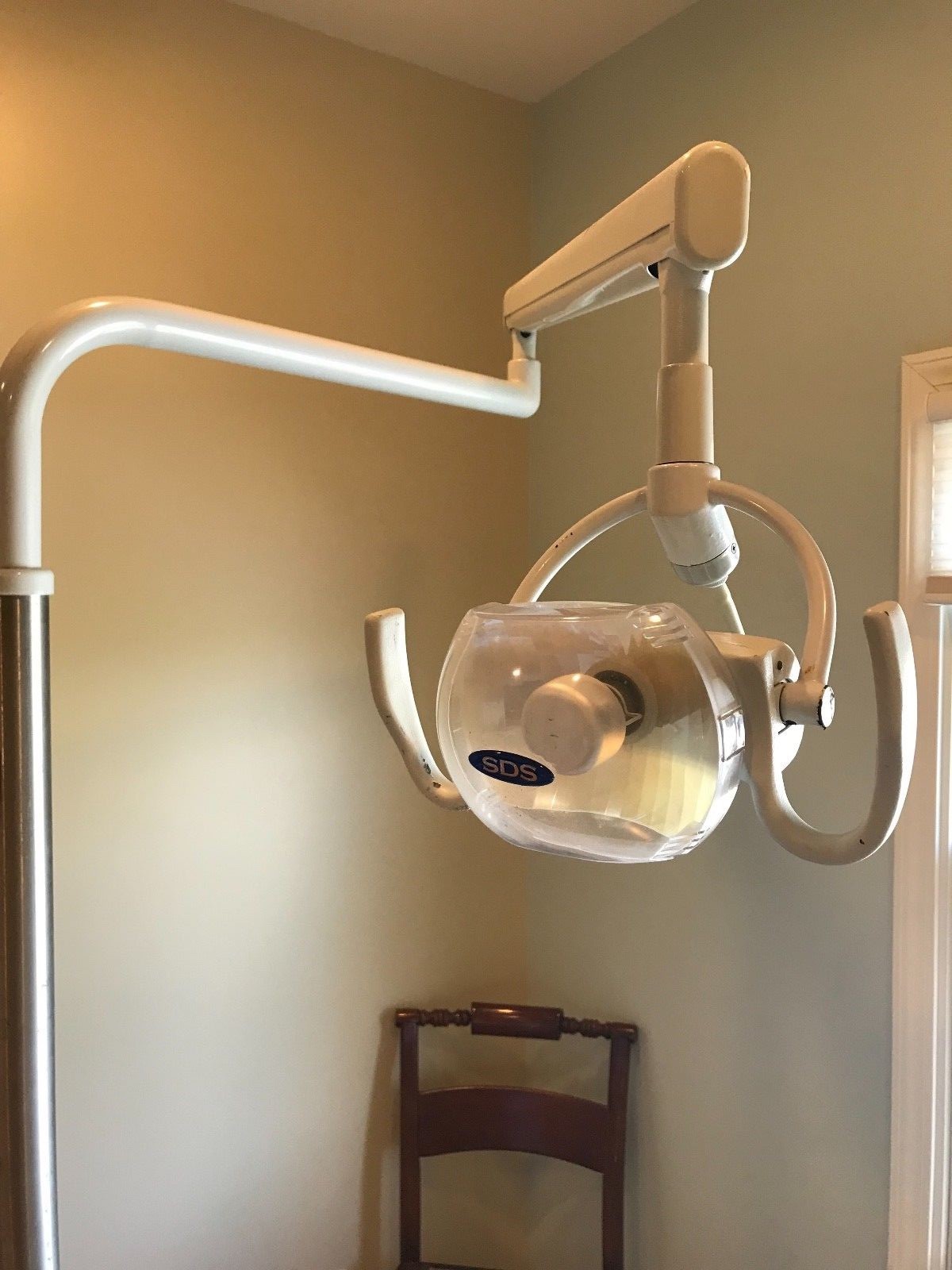 Adec Dental Chair w/Delivery, Light