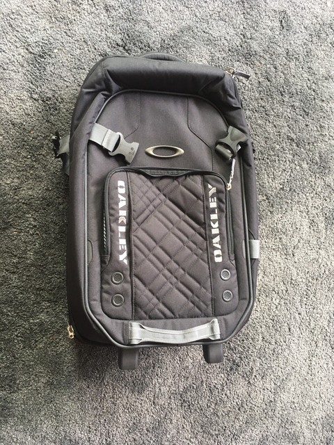 oakley luggage bag