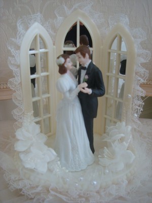 AWESOME BRIDE & GROOM WEDDING CAKE TOPPER WITH MIRRORED ARCHES ***SO UNIQUE***