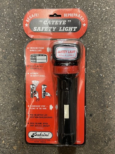RARE VINTAGE 60'S CATEYE SAFETY LIGHT  FLASHLIGHT PLASTIC SEALED !