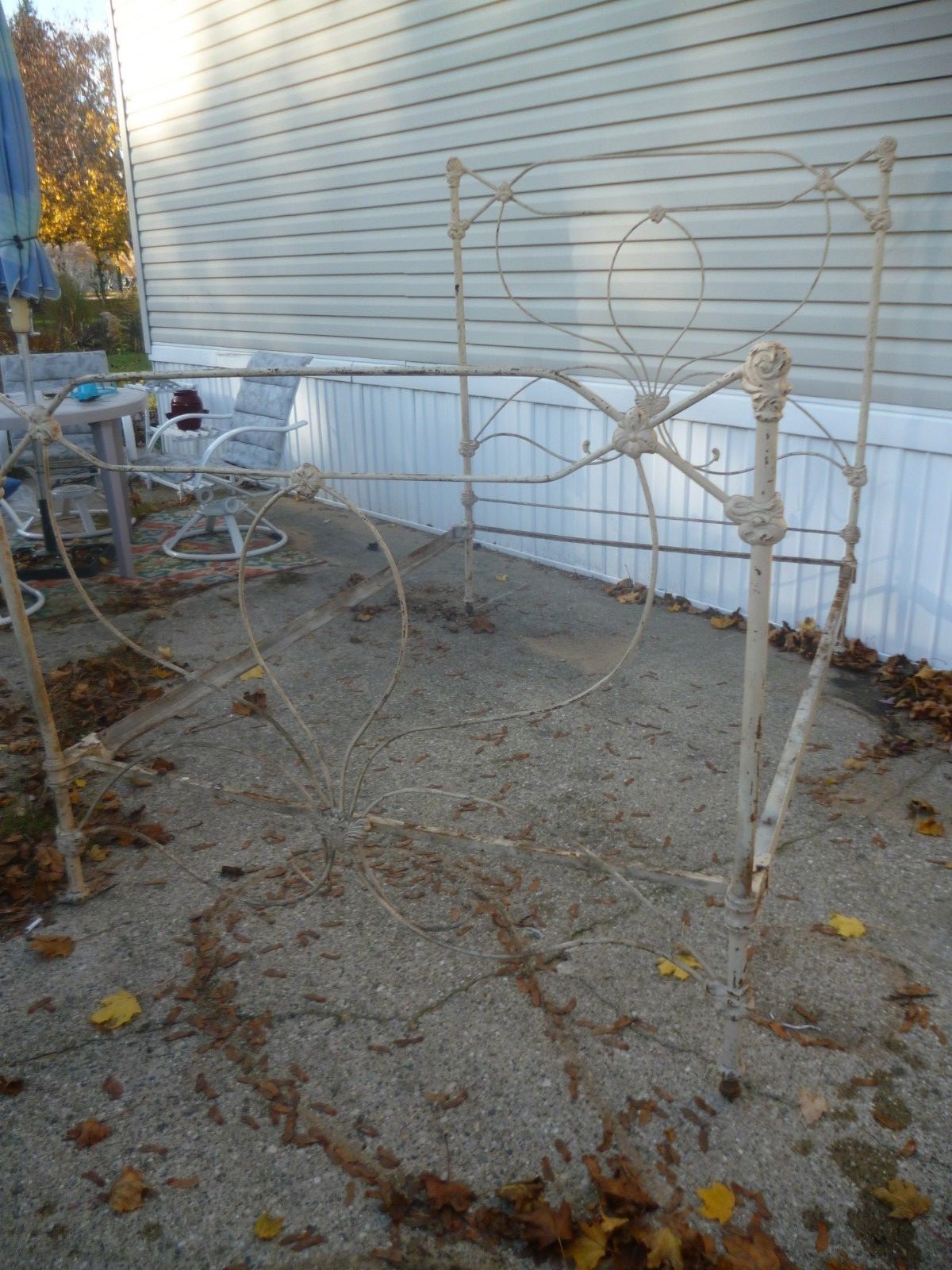 ANTIQUE VICTORIAN LIGHT BULB CAST IRON IRIS BED ARCHITECTURAL Garden YARD Art